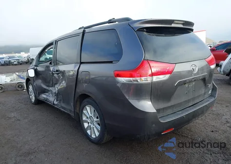 2012 Toyota Sienna Xle 7 Passenger z USA, uszkodzony, nr VIN 5TDDK3DC8CS036084